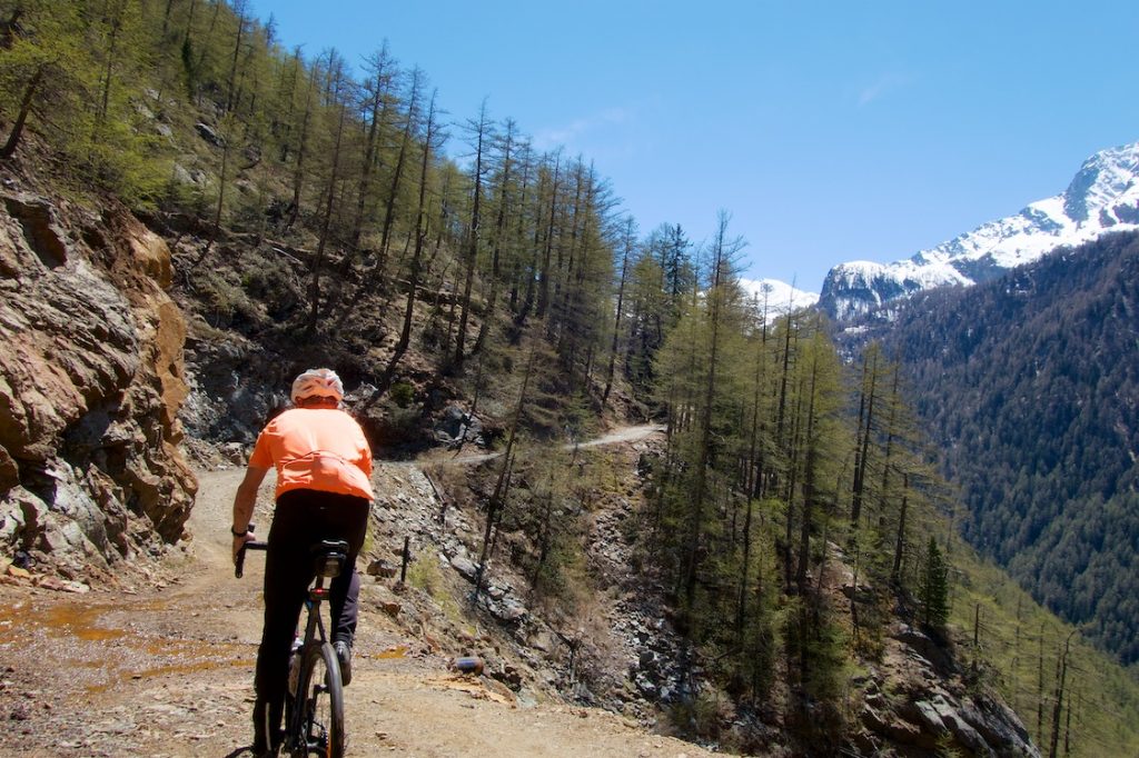 Druges paved and gravel/snow to Lago Layet